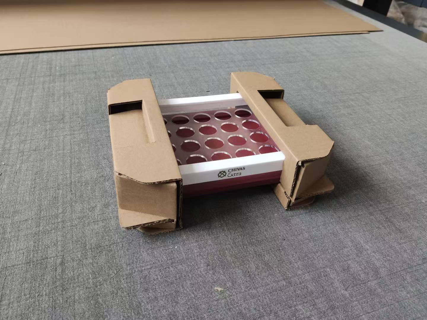 展示架两侧配有瓦楞纸折叠缓冲件