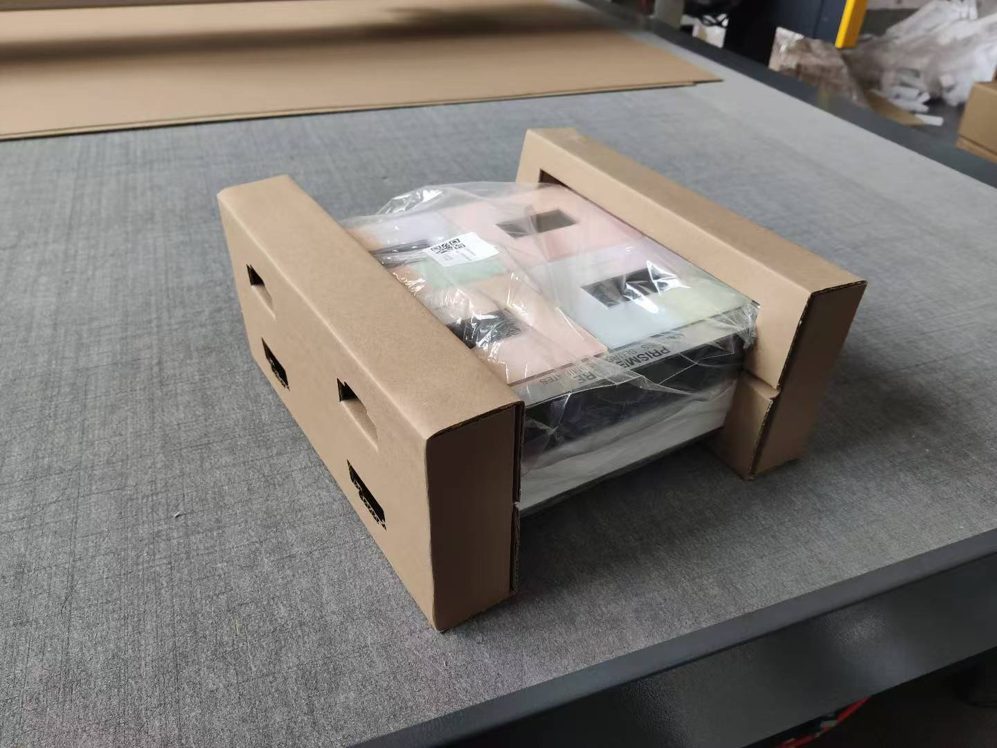 两侧缓冲结构：侧部纸件与产品的装配关系